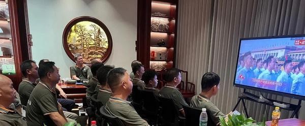 铭记历史，砥砺前行——李忠信红木组织员工观看抗战胜利80周年阅兵仪式