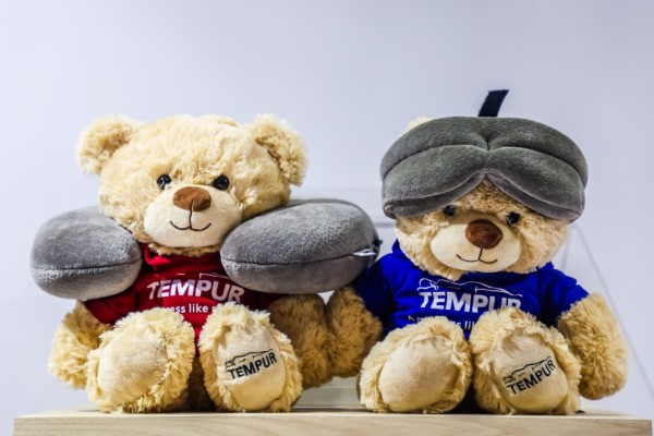 桌子上放着棕色玩具熊 AI 生成的内容可能不正确。