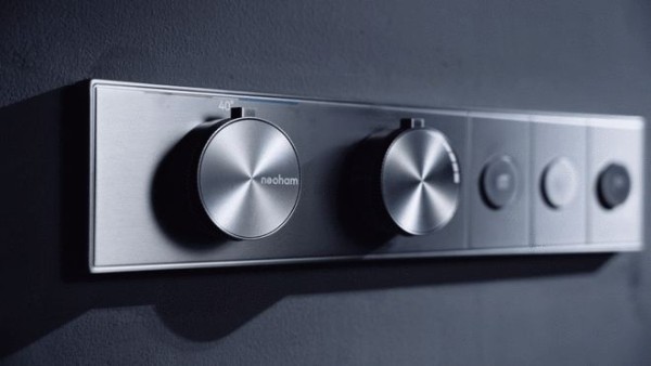 在淋浴间,为自己下一场治愈的雨