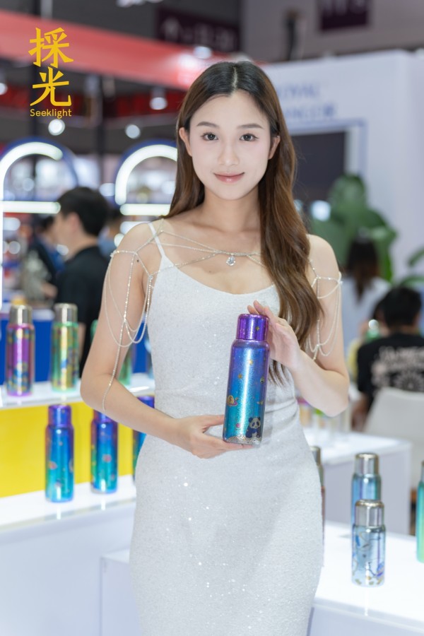 于璀璨色泽间，照见当代东方生活的优雅腔调，共赴盛会，于礼序之间映见一杯光芒