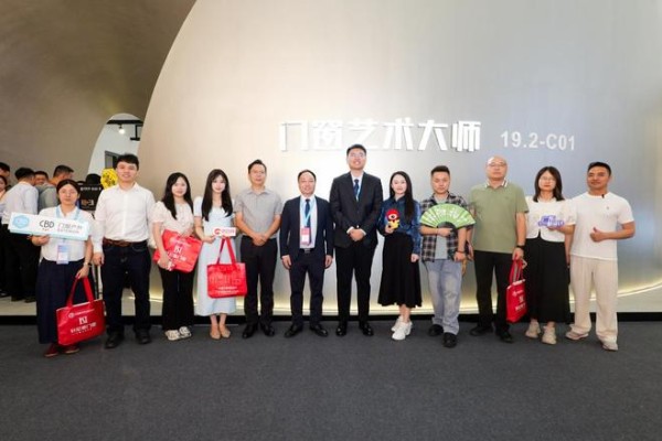 【直击建博会】轩尼斯门窗:双馆锚定新旧双赛道,航天基因重构门窗价值