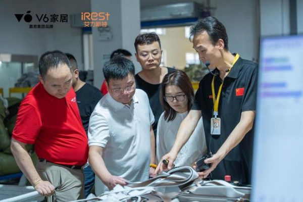 当“好沙发标准”遇见AI按摩技术,V6家居×iREST用AI按摩椅沙发引爆坐感革命