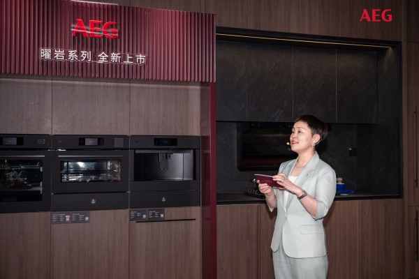 AEG中国区总经理关秀红出席新品发布会并发表致辞.jpg